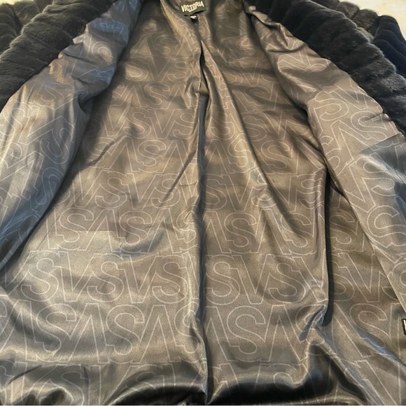 Victoria’s Secret Fur Coat Limited Edition - Picture 4 of 9